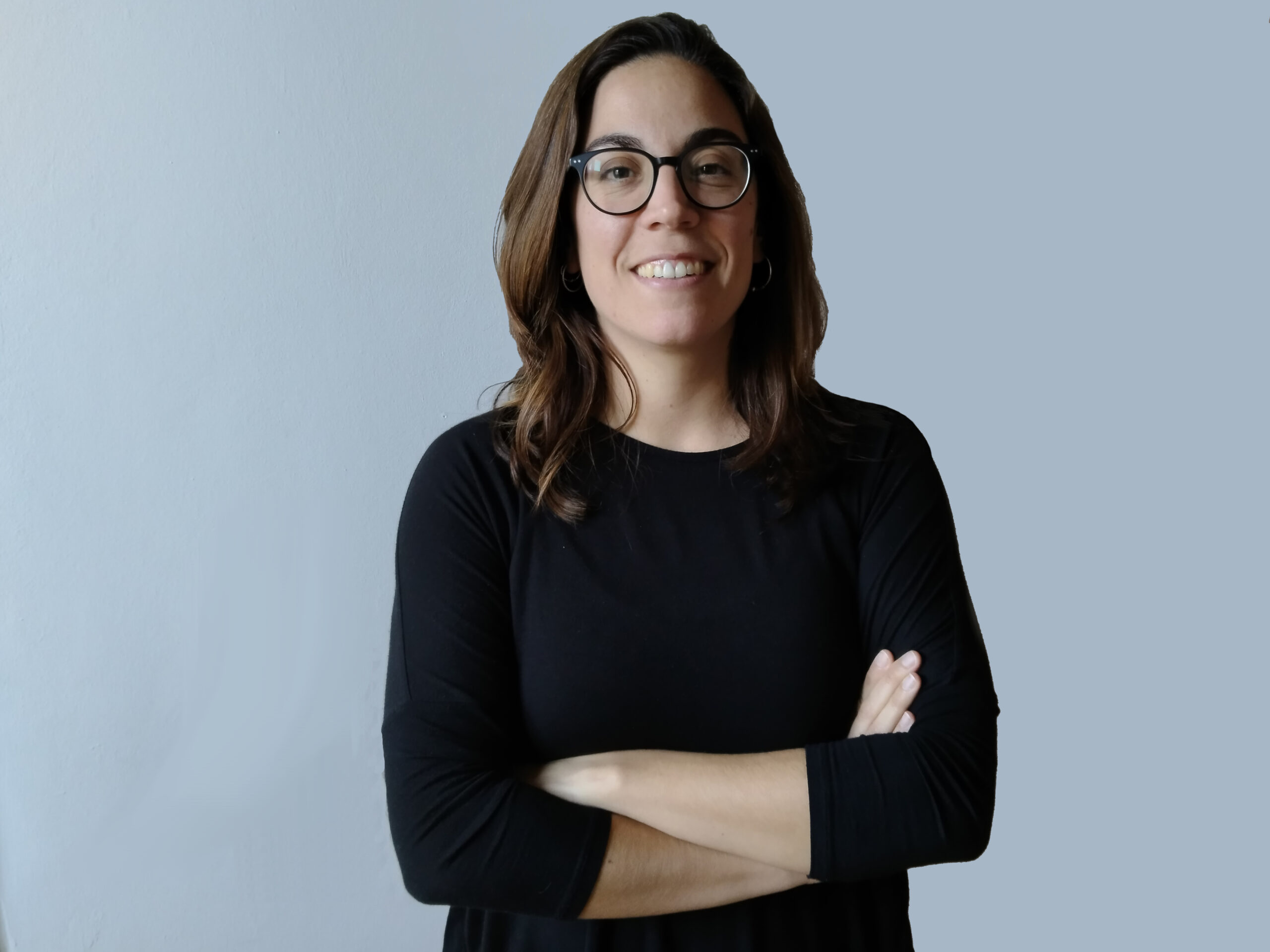 ¡Hola! Soy Belén, ILS, pedagoga y TAFAD. Pero, antes de todo eso, soy CODA: hija de madre y padre sordos. He crecido con la lengua de signos como lengua materna y profesionalmente en el movimiento asociativo de personas sordas y en el deporte federado del mismo colectivo.